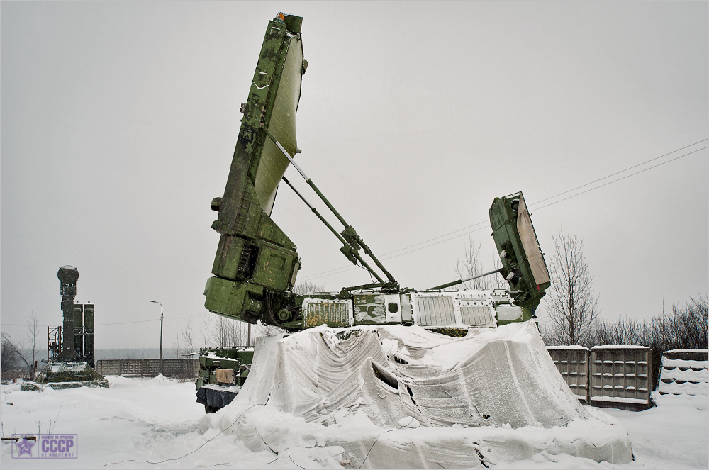 На пусковых позициях зенитно-ракетной системы С-300В. 202-я отдельная зенитно-ракетная бригада Западного военного округа. Московская область, Наро-Фоминск, февраль 2012 года