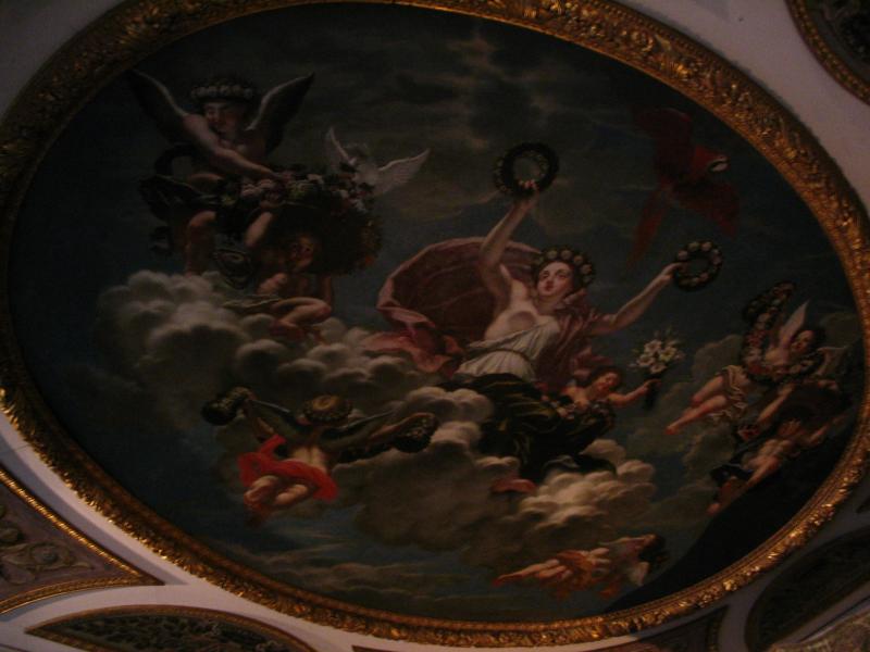 Рисунок на потолке в женском крыле дворца. С любой точки комнаты на вас смотрит пятка убегающего ангелочка :)