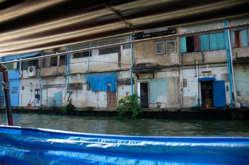 Бангкок. Не все живут богато. Вид из водной маршрутки.