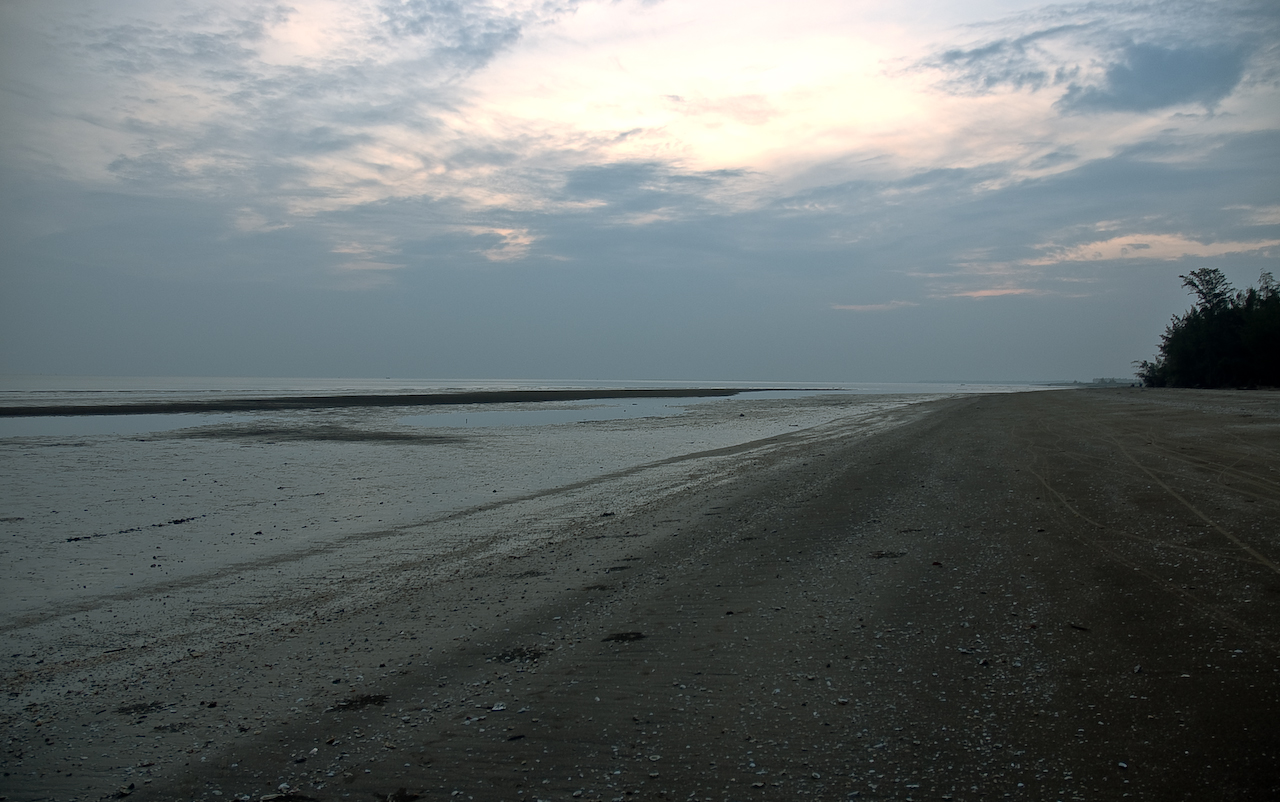 Остров Кат Ба. Один из нетуристических пляжей. Темный песок, молководье и никого на пару километров вокруг.