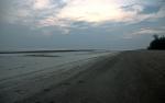 Остров Кат Ба. Один из нетуристических пляжей. Темный песок, молководье и никого на пару километров вокруг.
