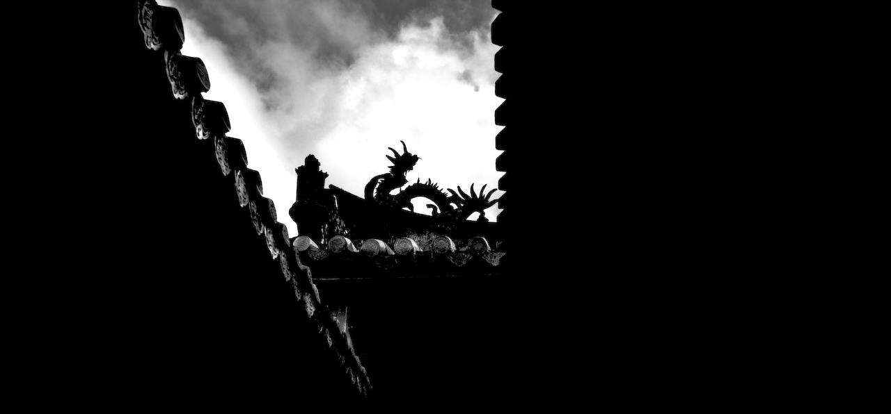 Хойан. Дракон на крыше храма.