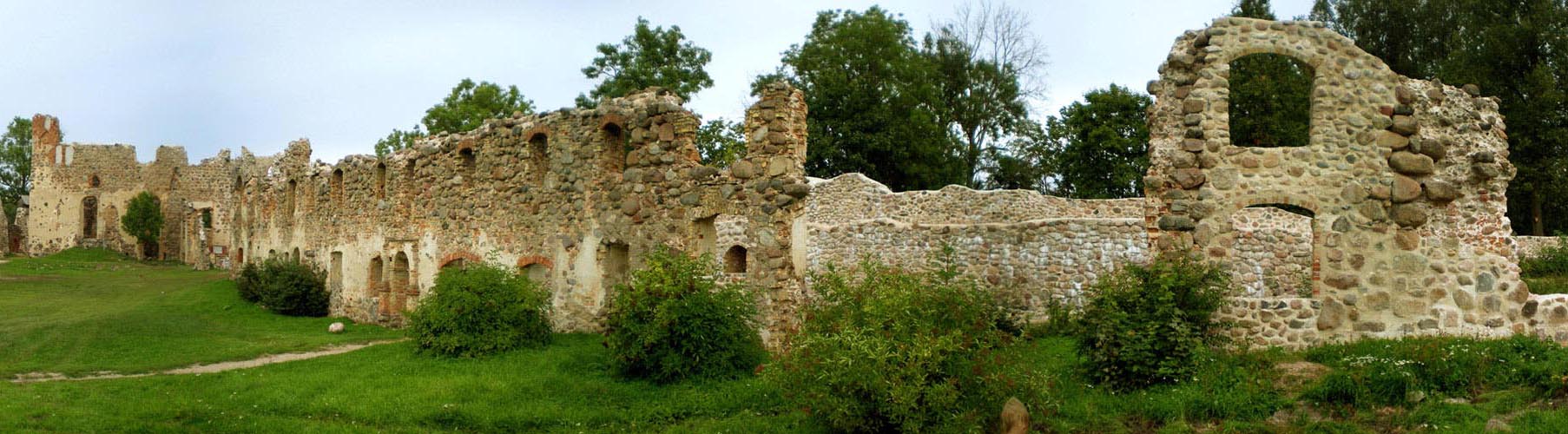 Развалины замка в Добеле