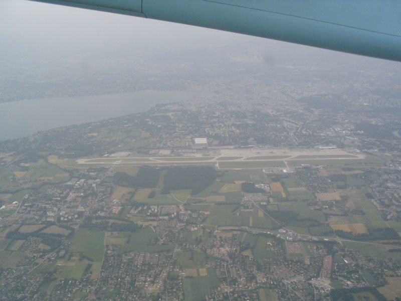 Женевский аэропорт ну и Женева с высоты птичьего полета