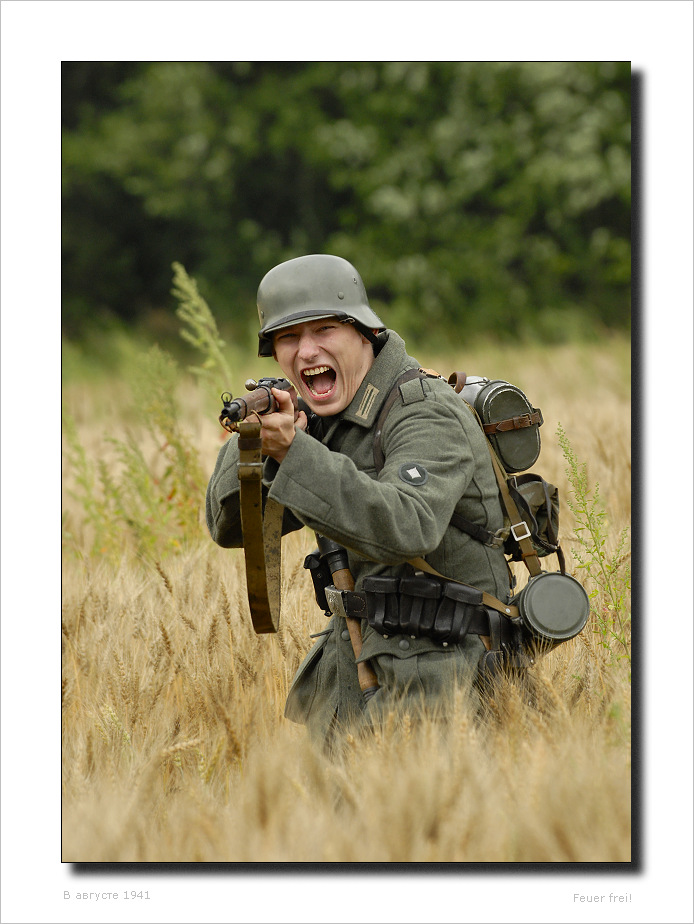 Нападение солдата. Солдат с автоматом. Немецкий солдат с автоматом. Солдат бежит. Немецкий солдат с винтовкой.