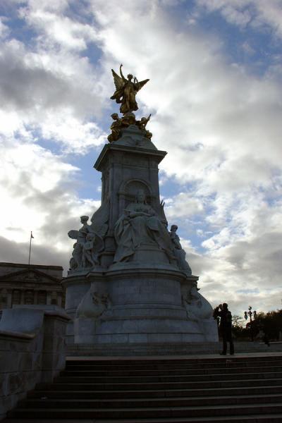 london_victoria_memorial2