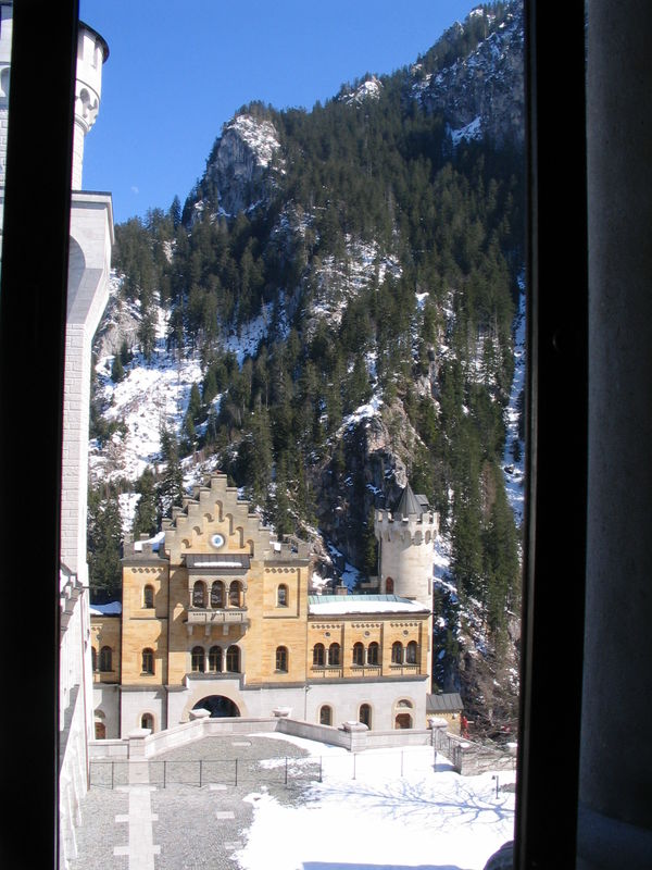 Вид из окна галереи замка на вход во внутренний дворик
