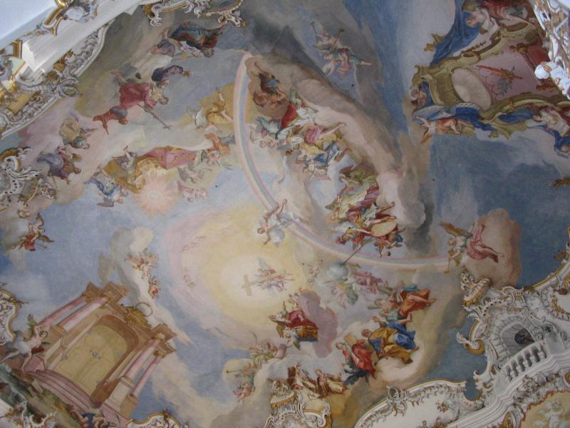 Потолок в церкви абсолютно ровный, а раскрашен так, что создается впечатление купола