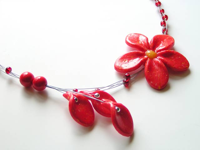 http://gallery.greedykidz.net/get/231815/red-flower-necklace-fr.jpg