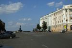 Вид на памятник Чкалову с площади Минина и Пожарского.