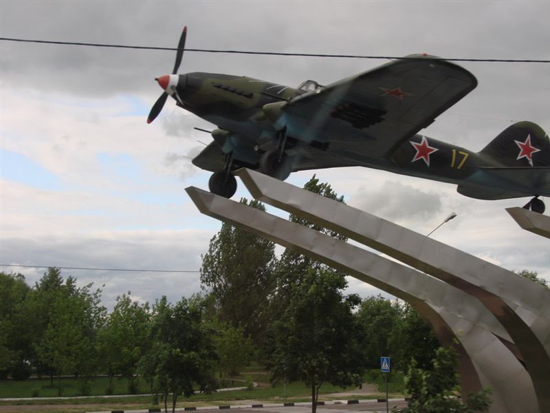 Памятник самолёту на выезде из Дубны