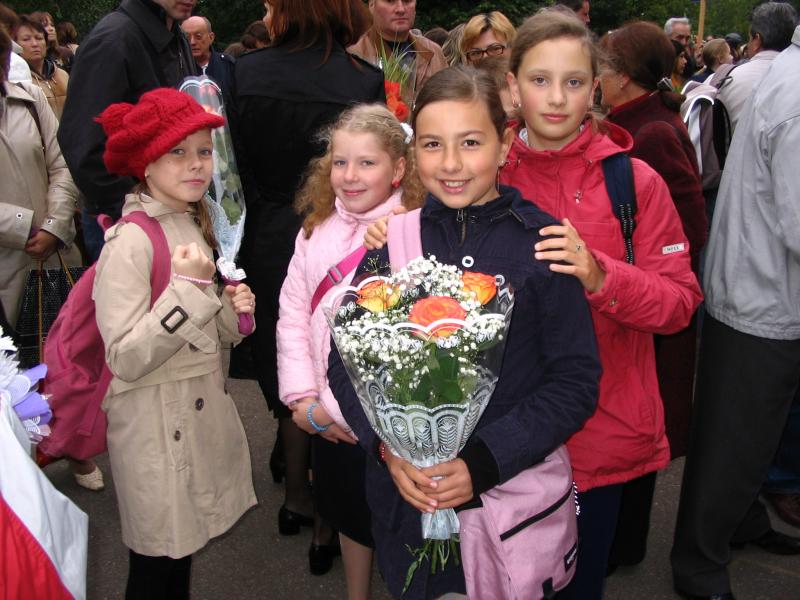 Пятиклассница Анюта с подружками