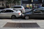 Вот это - пример стандартного способа парковки в Нью-Йорке. Бампера 70% машин в этом городе нещадно покоцаны!