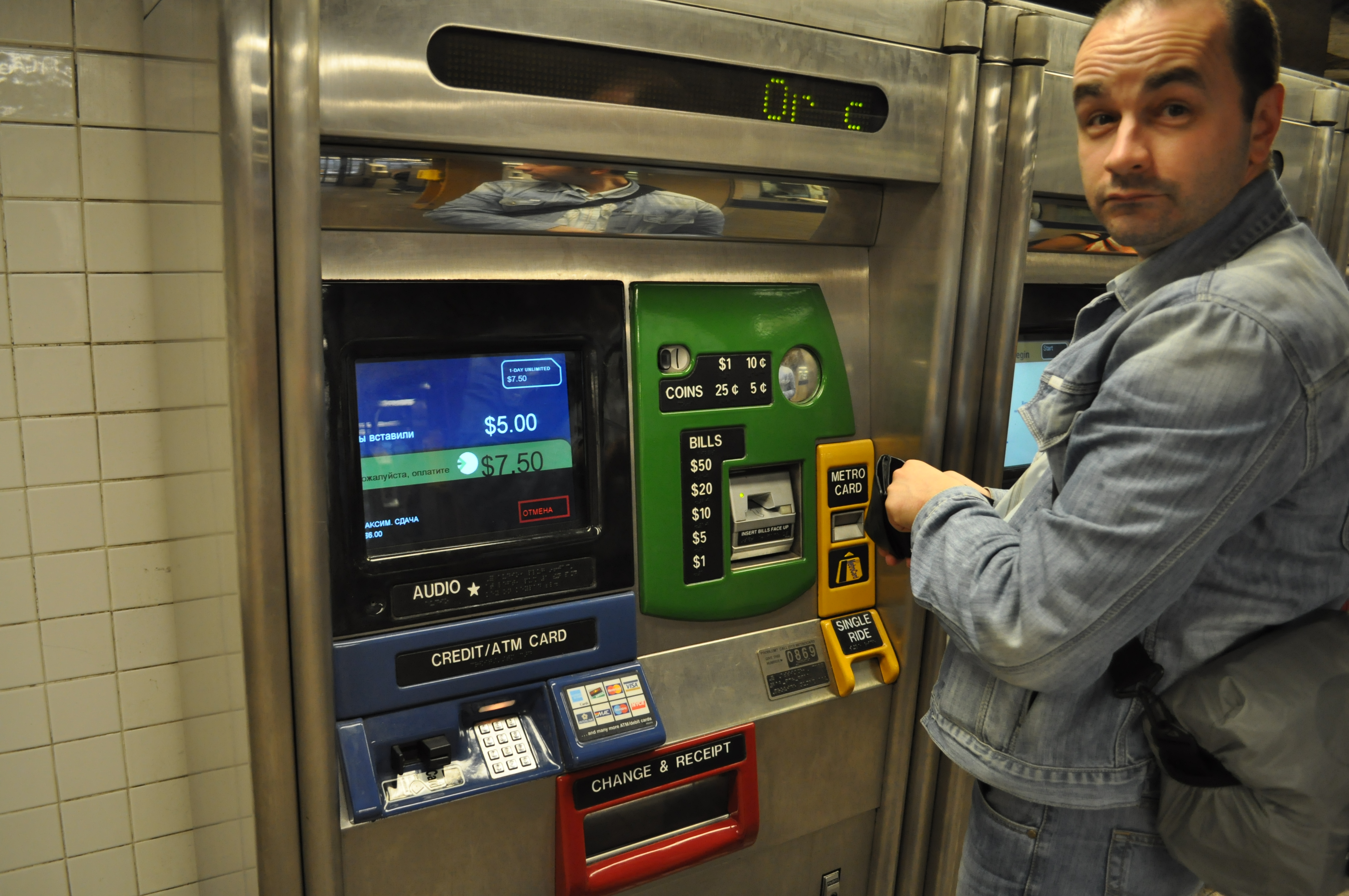 В районах с большим процентом русскоговорящего населения, автоматы в метро умеют говорить и по-русски