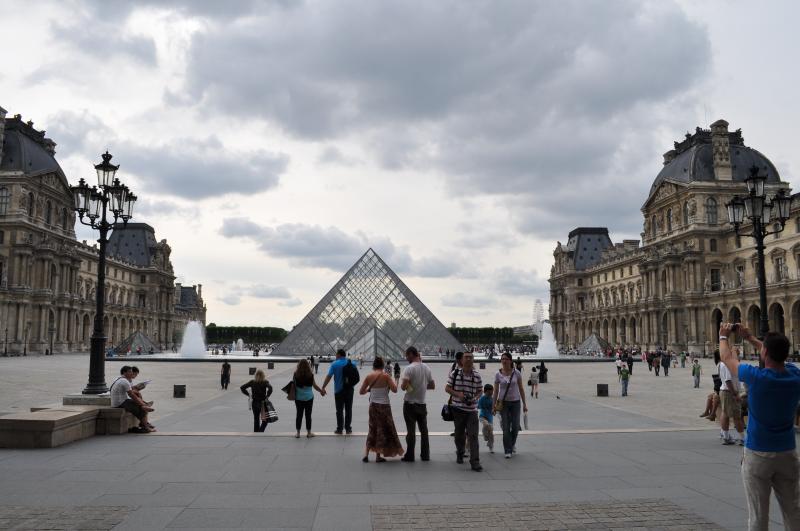 Стеклянная пирамида музеев Лувра