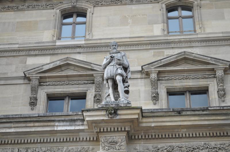 Статуя Мольера на фасаде Лувра