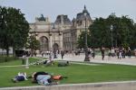 Сад Тюльри, как и почти весь Париж, завален устраивающими пикники и яростно целующимися людьми