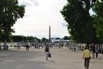 С другой стороны от Лувра у сада площадь Согласия, за которой начинаются Елисейские поля, упирающиеся в Триумфальную арку