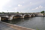С площади, где в своё время были казнены Людовик XVI, королева Мария-Антуанета, Дантон и Робеспьер, перекинут мост Согласия
