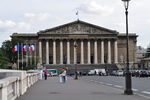Мост Согласия, замощенный камнями из стен Бастилии, упирается в Национальную Ассамблею, дом верхней Палаты парламента
