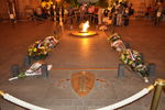 Вечный огонь и могила неизвестного солдата у подножия Триумфальной арки