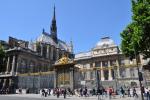 Дворец Правосудия - старинная резиденция королей и часовня Сент-Шапель - третий по помещаемости храм Парижа