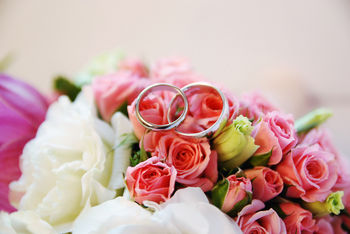 Свадебные кольца и букет невесты