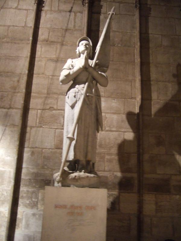 Статуя в боковом нефе Собора